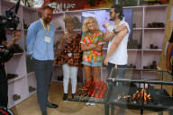 EXKLUSIV - Pixie Lott farbenfroh zu Besuch in den Slums von Rio