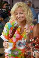 EXKLUSIV - Pixie Lott farbenfroh zu Besuch in den Slums von Rio