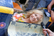 EXKLUSIV - Pixie Lott farbenfroh zu Besuch in den Slums von Rio