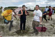 NEWS - Frankreich: Kandidat Benoit Hamon hilft bei der Weinlese in Medoc