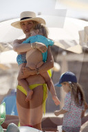 EXKLUSIV - Elsa Pataky mit ihrer Familie am Beach auf Formentera