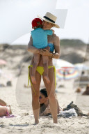 EXKLUSIV - Elsa Pataky mit ihrer Familie am Beach auf Formentera