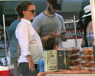 EXKLUSIV - Die schwangere Natalie Portman mit ihrer Familie auf dem Markt in Passadena 