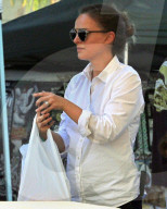 EXKLUSIV - Die schwangere Natalie Portman mit ihrer Familie auf dem Markt in Passadena 