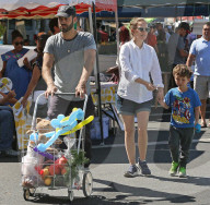 EXKLUSIV - Die schwangere Natalie Portman mit ihrer Familie auf dem Markt in Passadena 