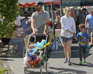 EXKLUSIV - Die schwangere Natalie Portman mit ihrer Familie auf dem Markt in Passadena 