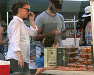 EXKLUSIV - Die schwangere Natalie Portman mit ihrer Familie auf dem Markt in Passadena 