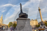 NEWS - London: Daumen hoch - 'Really Good' das Werk von David Shrigley am Trafalgar Square