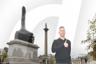 NEWS - London: Daumen hoch - 'Really Good' das Werk von David Shrigley am Trafalgar Square