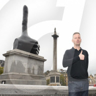 NEWS - London: Daumen hoch - 'Really Good' das Werk von David Shrigley am Trafalgar Square