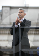 NEWS - London: Daumen hoch - 'Really Good' das Werk von David Shrigley am Trafalgar Square
