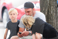 PEOPLE - Liev Schreiber spielt mit seinen Kinder auf dem Telefon