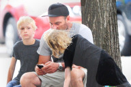 PEOPLE - Liev Schreiber spielt mit seinen Kinder auf dem Telefon