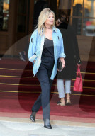 PEOPLE - Kate Moss verlässt mit windigen Haaren das Hotel in Paris