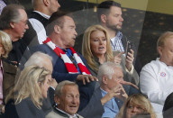 PEOPLE - Arnold Schwarzenegger schaut sich die Bundesliga an