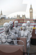 FEATURE - Menschliche Roboter werben in London für die TV-Serie "Westworld"