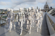 FEATURE - Menschliche Roboter werben in London für die TV-Serie "Westworld"