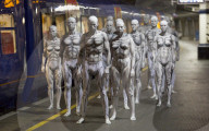 FEATURE - Menschliche Roboter werben in London für die TV-Serie "Westworld"