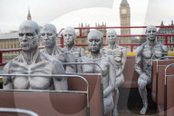 FEATURE - Menschliche Roboter werben in London für die TV-Serie "Westworld"