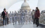FEATURE - Menschliche Roboter werben in London für die TV-Serie "Westworld"