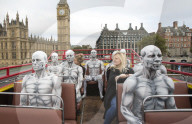 FEATURE - Menschliche Roboter werben in London für die TV-Serie "Westworld"