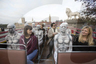 FEATURE - Menschliche Roboter werben in London für die TV-Serie "Westworld"
