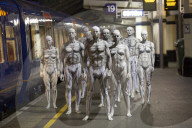 FEATURE - Menschliche Roboter werben in London für die TV-Serie "Westworld"