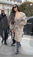 PEOPLE - Kim Kardashian trägt unt ihrem Mantel nur Overknee-Stiefel