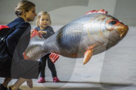 FEATURE - Fliegende Fische in der Tate Modern: Philippe Parreno stellt aus
