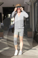 PEOPLE - Mickey Rourke im engen Sportdress unterwegs