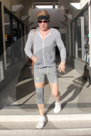 PEOPLE - Mickey Rourke im engen Sportdress unterwegs