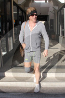 PEOPLE - Mickey Rourke im engen Sportdress unterwegs