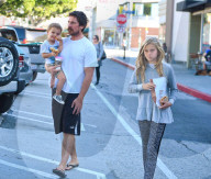 PEOPLE - Christian Bale geht mit seinen Kinder Frühstücken