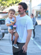 PEOPLE - Christian Bale geht mit seinen Kinder Frühstücken