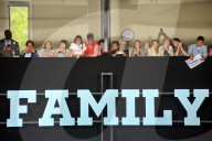 NEWS - USA: Hillary Clinton mit Chelsea im Gespräch mit Elizabeth Banks in Philadelphia