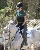 PEOPLE - Iggy Azalea hoch zu Ross in Calabasas