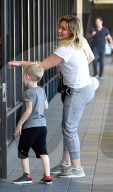 PEOPLE - Hilary Duff und Mike Comrie gehen mit Klein Luca zum Lunch