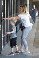 PEOPLE - Hilary Duff und Mike Comrie gehen mit Klein Luca zum Lunch