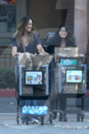 PEOPLE - Brooke Burke-Charvet schiebt den vollen Einkaufswagen zum Auto