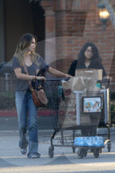 PEOPLE - Brooke Burke-Charvet schiebt den vollen Einkaufswagen zum Auto