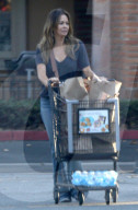 PEOPLE - Brooke Burke-Charvet schiebt den vollen Einkaufswagen zum Auto