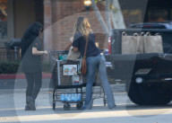 PEOPLE - Brooke Burke-Charvet schiebt den vollen Einkaufswagen zum Auto