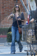PEOPLE - Brooke Burke-Charvet schiebt den vollen Einkaufswagen zum Auto