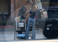PEOPLE - Brooke Burke-Charvet schiebt den vollen Einkaufswagen zum Auto