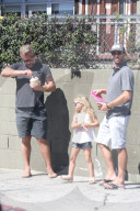 PEOPLE - Eric Johnson mit Kind und Kegel in Venice unterwegs