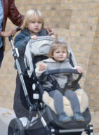 EXKLUSIV - Andrea Casiraghi mit den Kids in London unterwegs