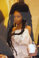 PEOPLE - Rihanna führt ihr Vogelnest in Midtown aus