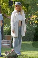 PEOPLE - Natasha Bassett steht als Britney Spears vor der Linse