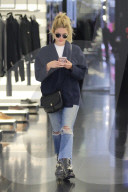 PEOPLE - Ashley Benson bummelt am Rodeo Drive