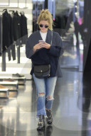 PEOPLE - Ashley Benson bummelt am Rodeo Drive